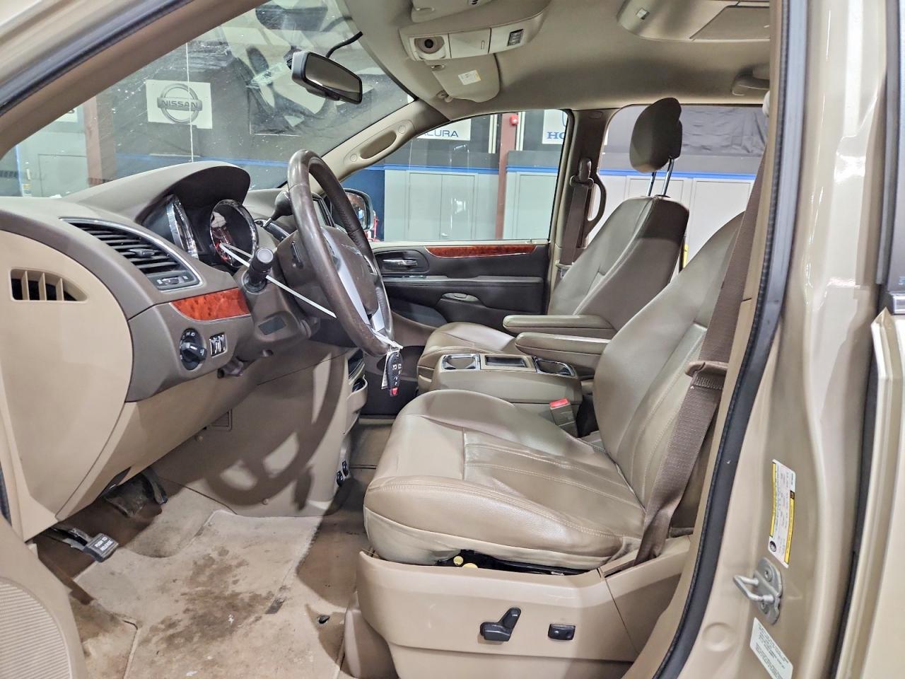 2013 Chrysler Town & Country Touring - Фото 7