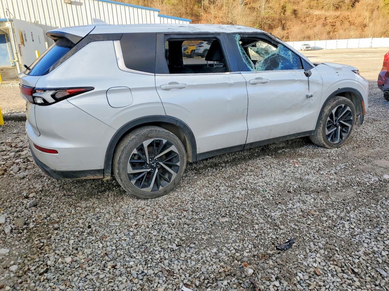 2022 Mitsubishi Outlander Es - Image 3