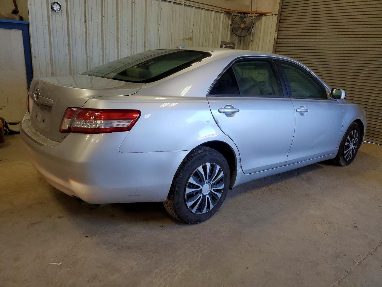 2010 Toyota Camry Base - Фото 3