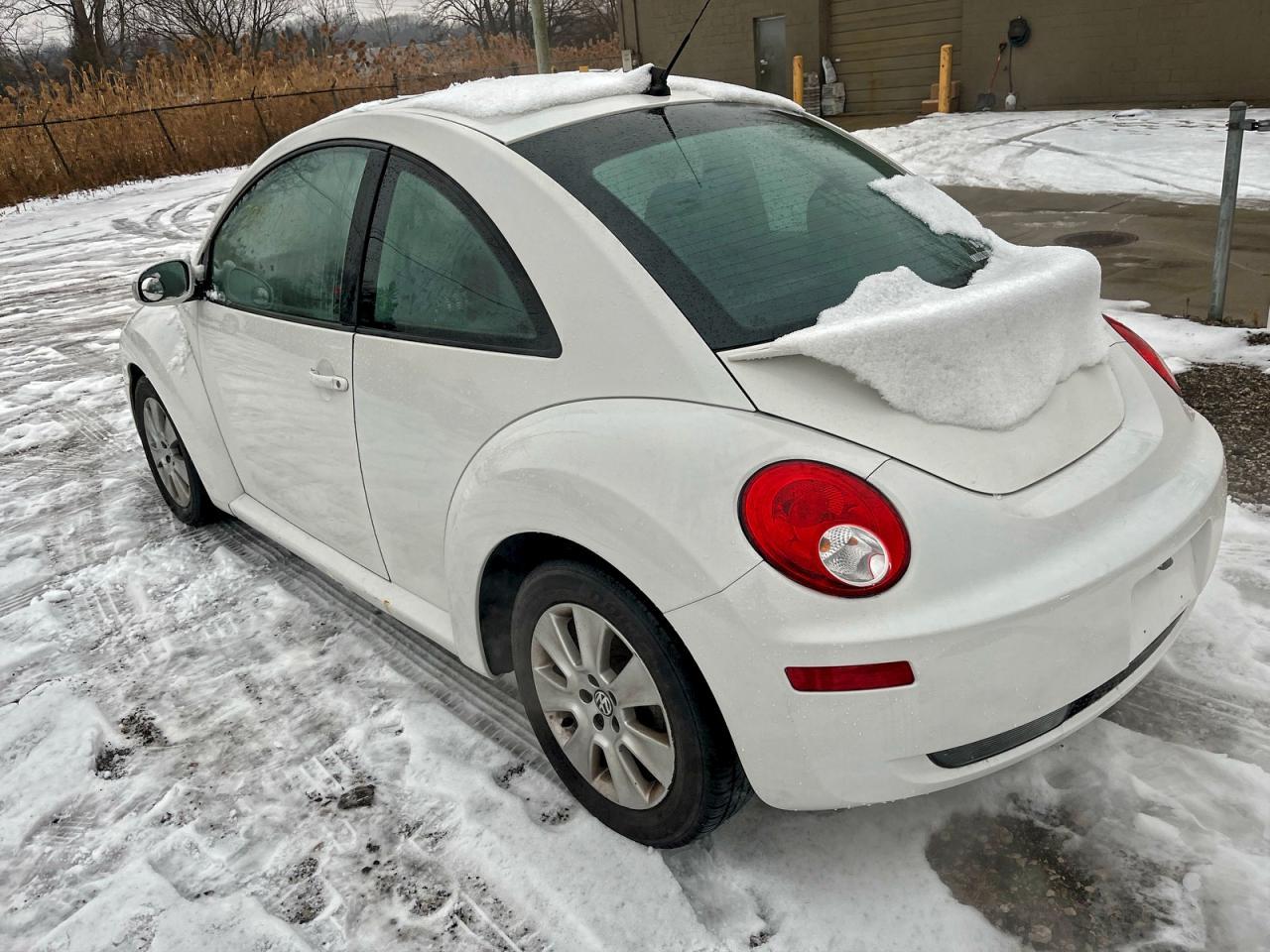 2010 Volkswagen New Beetle - Image 3