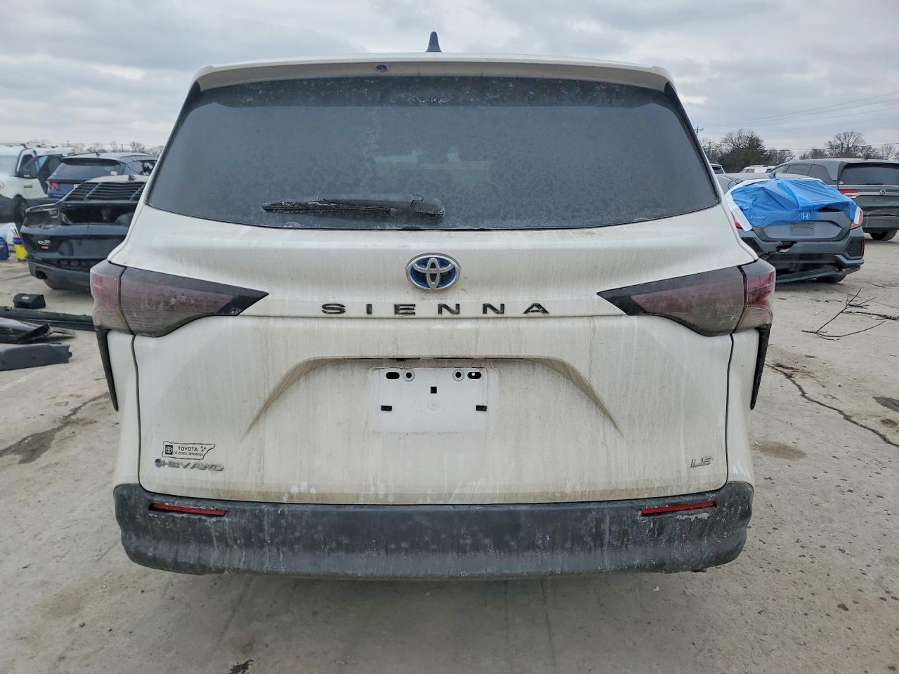 2025 Toyota Sienna Le - Image 6