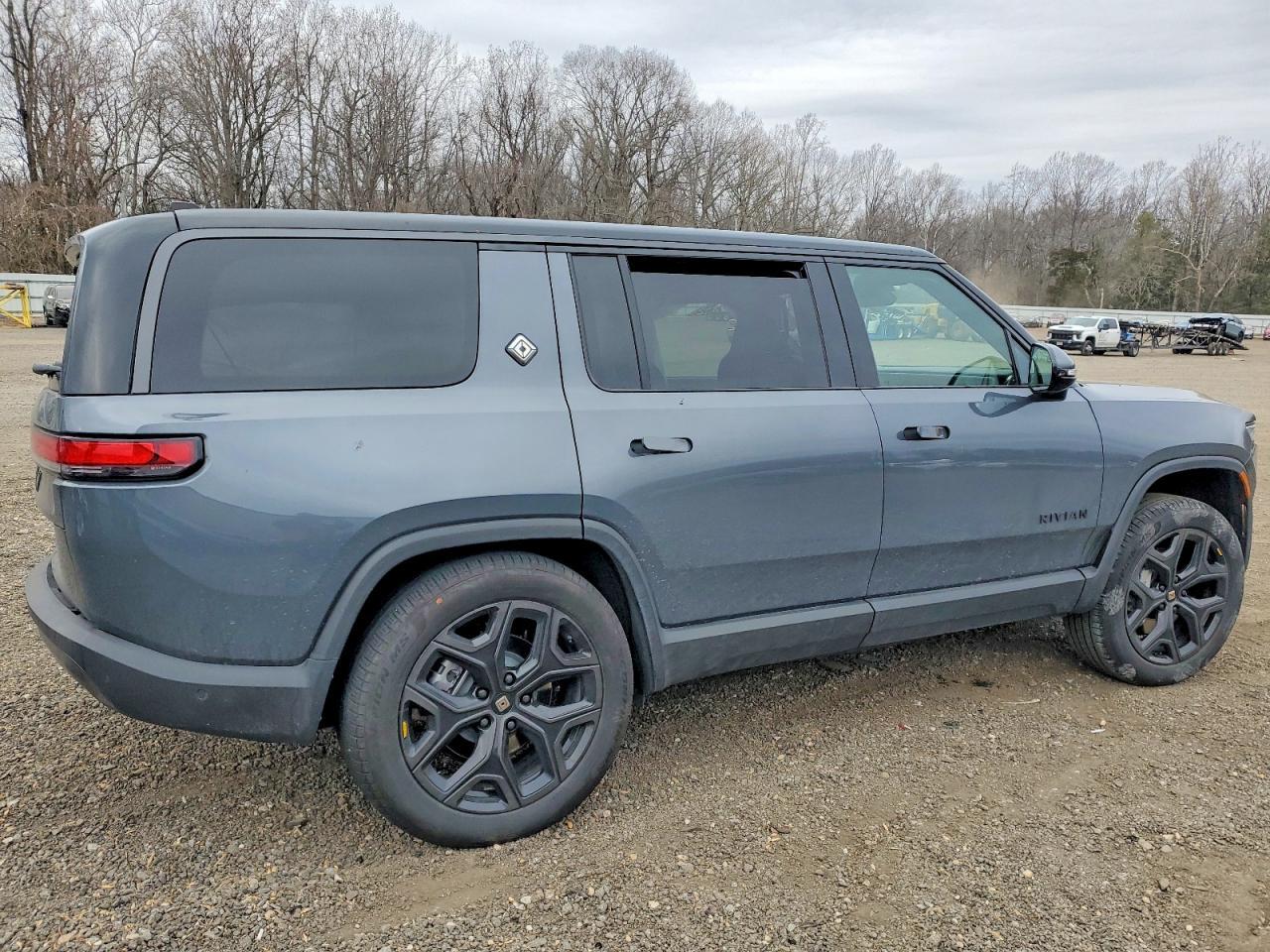 2025 Rivian R1S Adventure - Фото 3