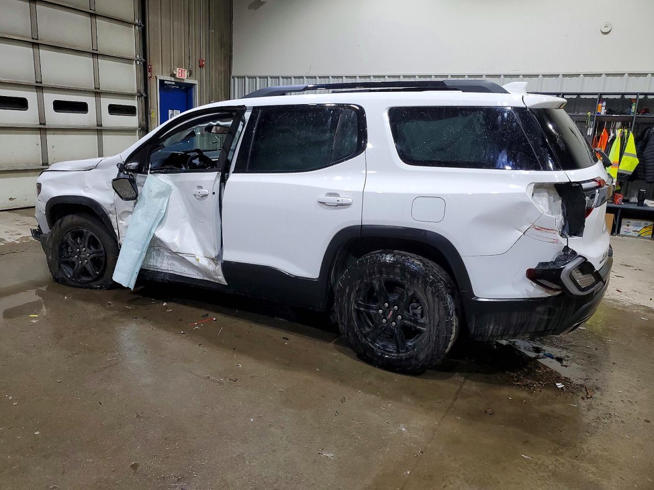 2023 GMC Acadia At4 - Image 2