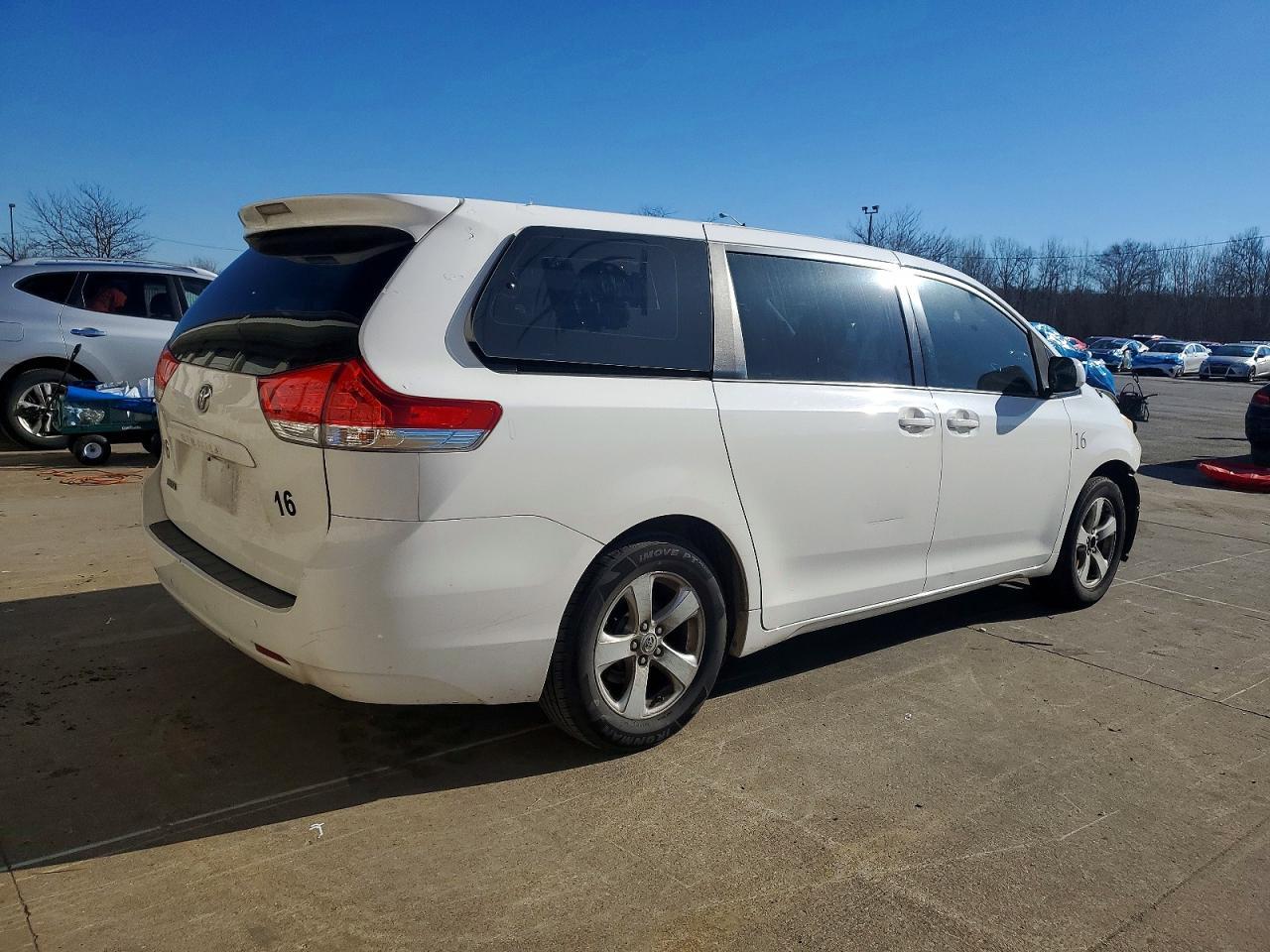 2011 Toyota Sienna - Фото 3