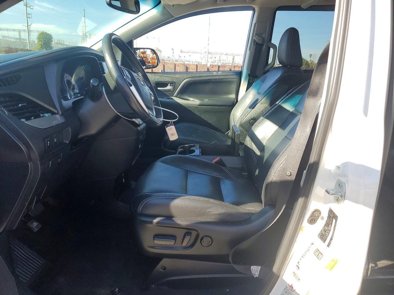 2016 Toyota Sienna Se - Фото 7
