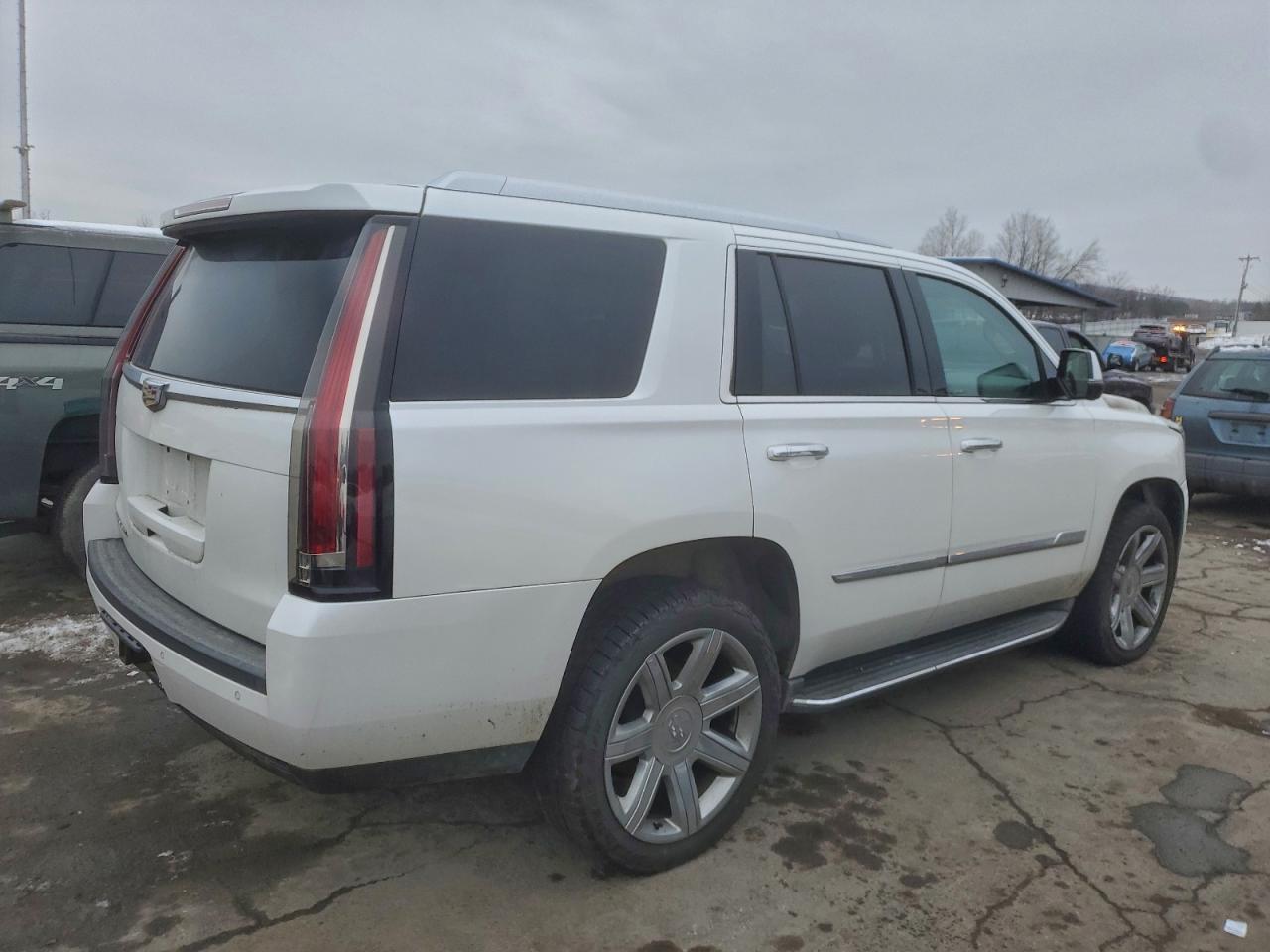 2016 Cadillac Escalade Luxury - Image 3