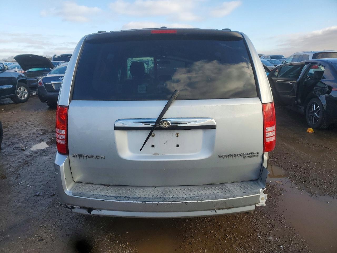 2009 Chrysler Town & Country Touring - Image 6