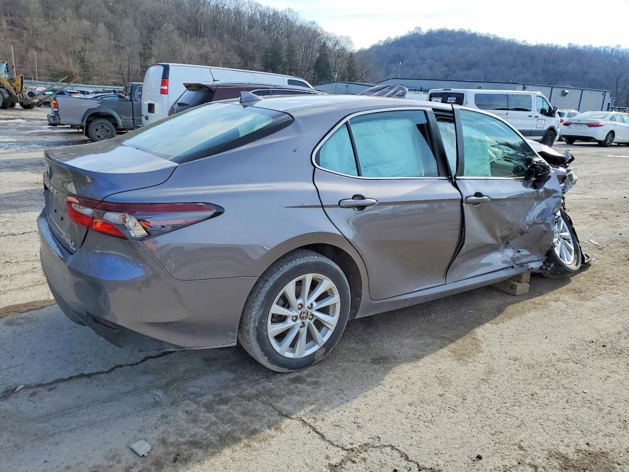 2022 Toyota Camry Le - Фото 3