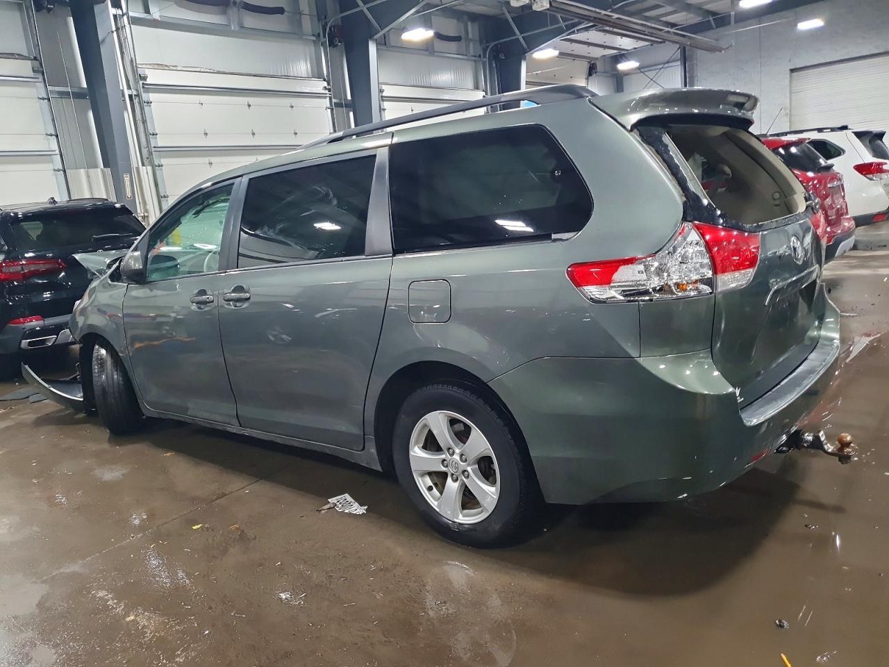 2014 Toyota Sienna Le - Фото 2