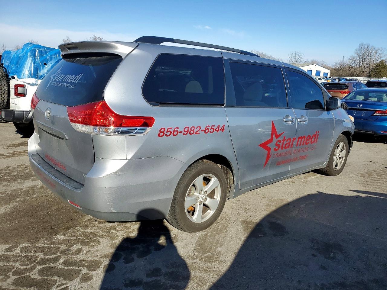 2011 Toyota Sienna Le - Image 3
