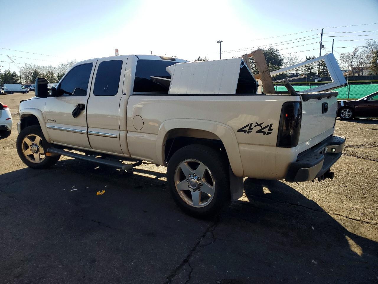 2004 GMC Sierra - Image 2