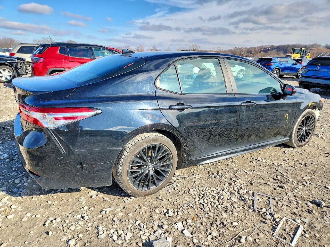 2020 Toyota Camry Se - Фото 3