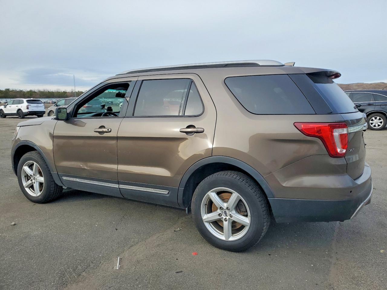 2016 Ford Explorer - Фото 2