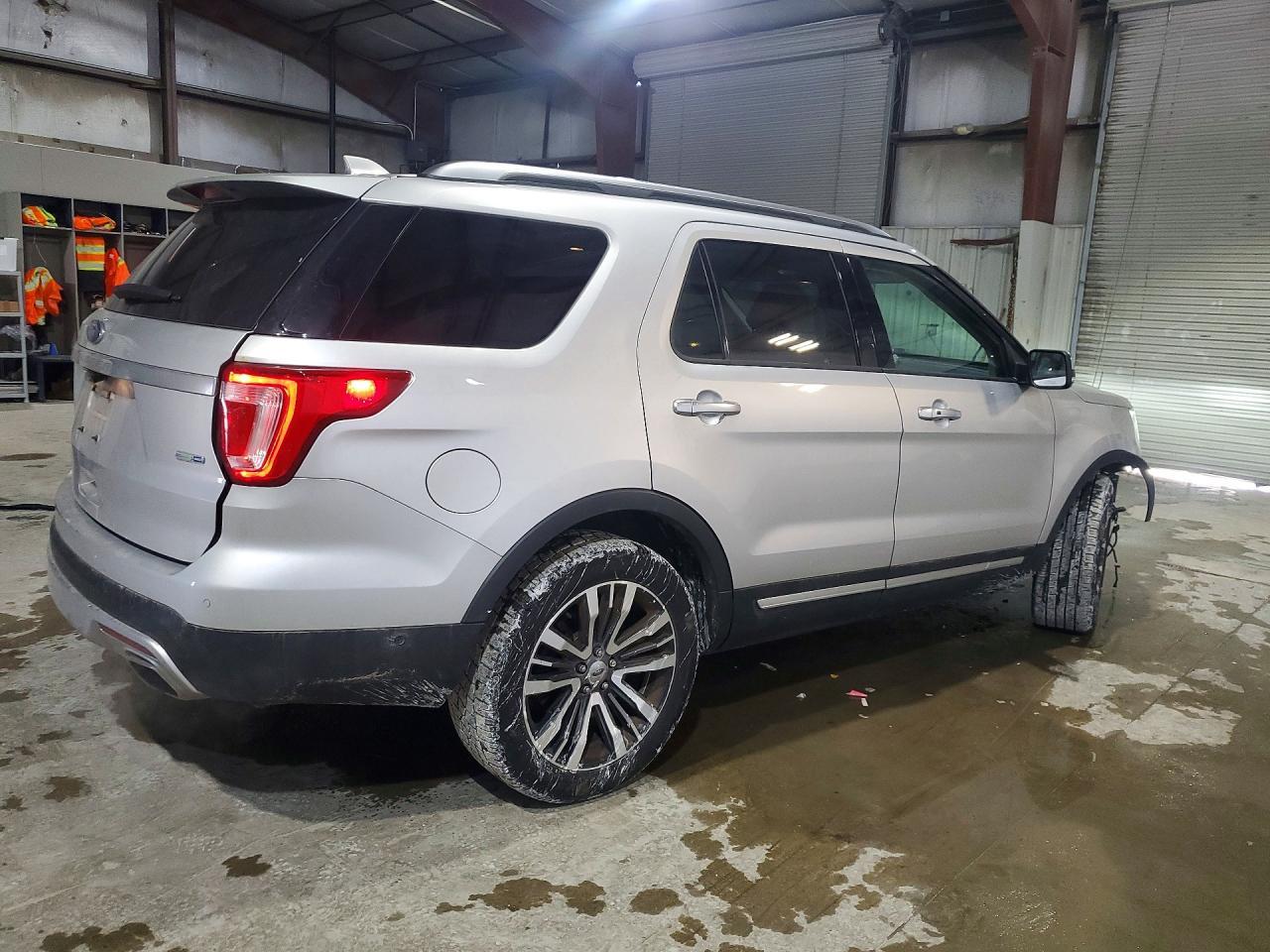 2017 Ford Explorer Platinum - Image 3