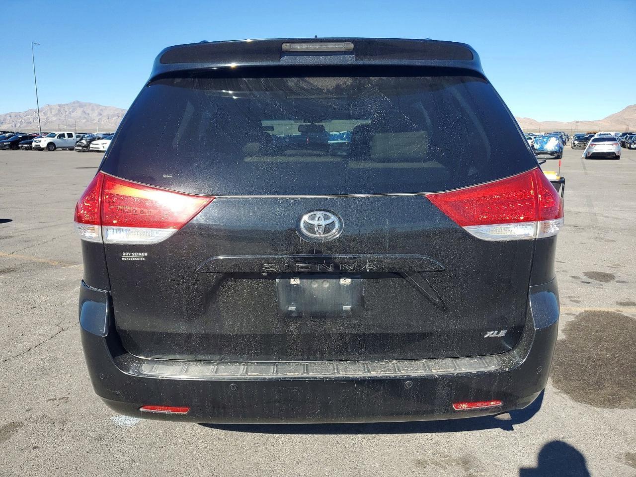 2011 Toyota Sienna Se Premium 8-Passenger - Image 6
