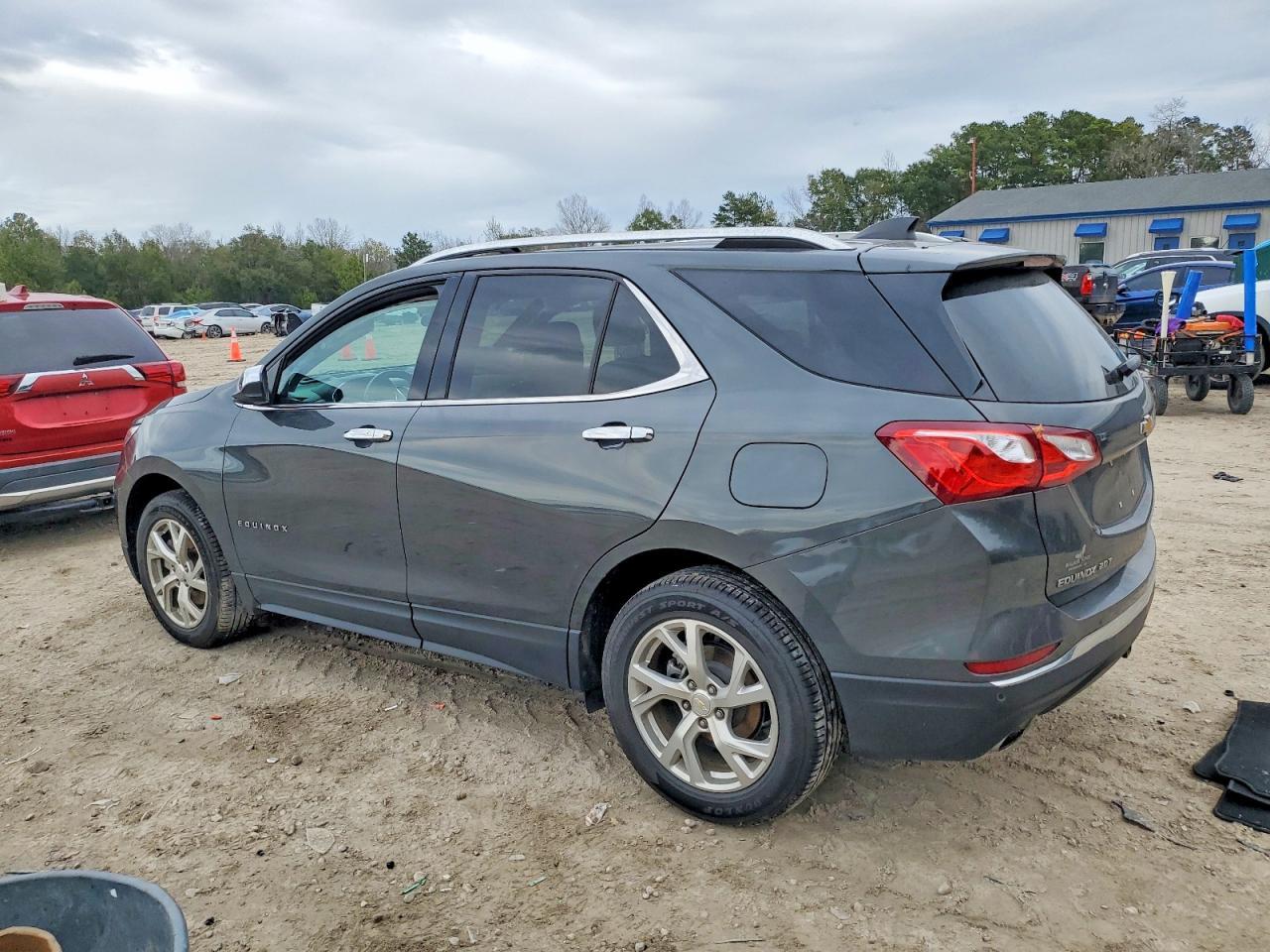 2020 Chevrolet Equinox Lt - Image 2