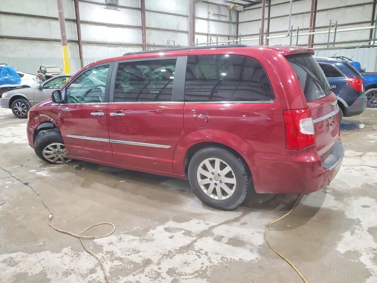 2016 Chrysler Town & Country Touring - Фото 2