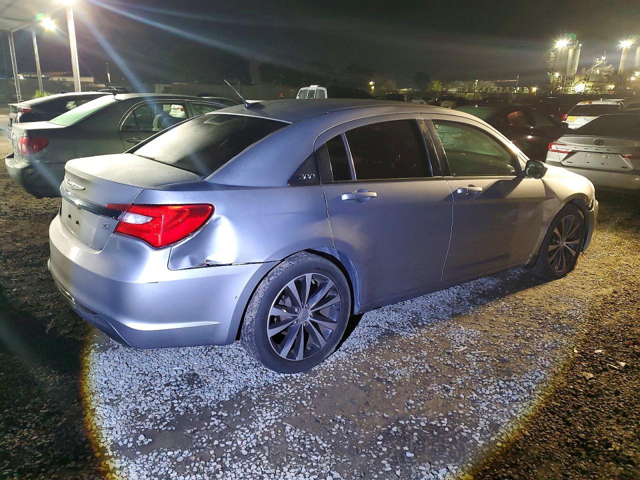 2013 Chrysler 200 Touring - Фото 3