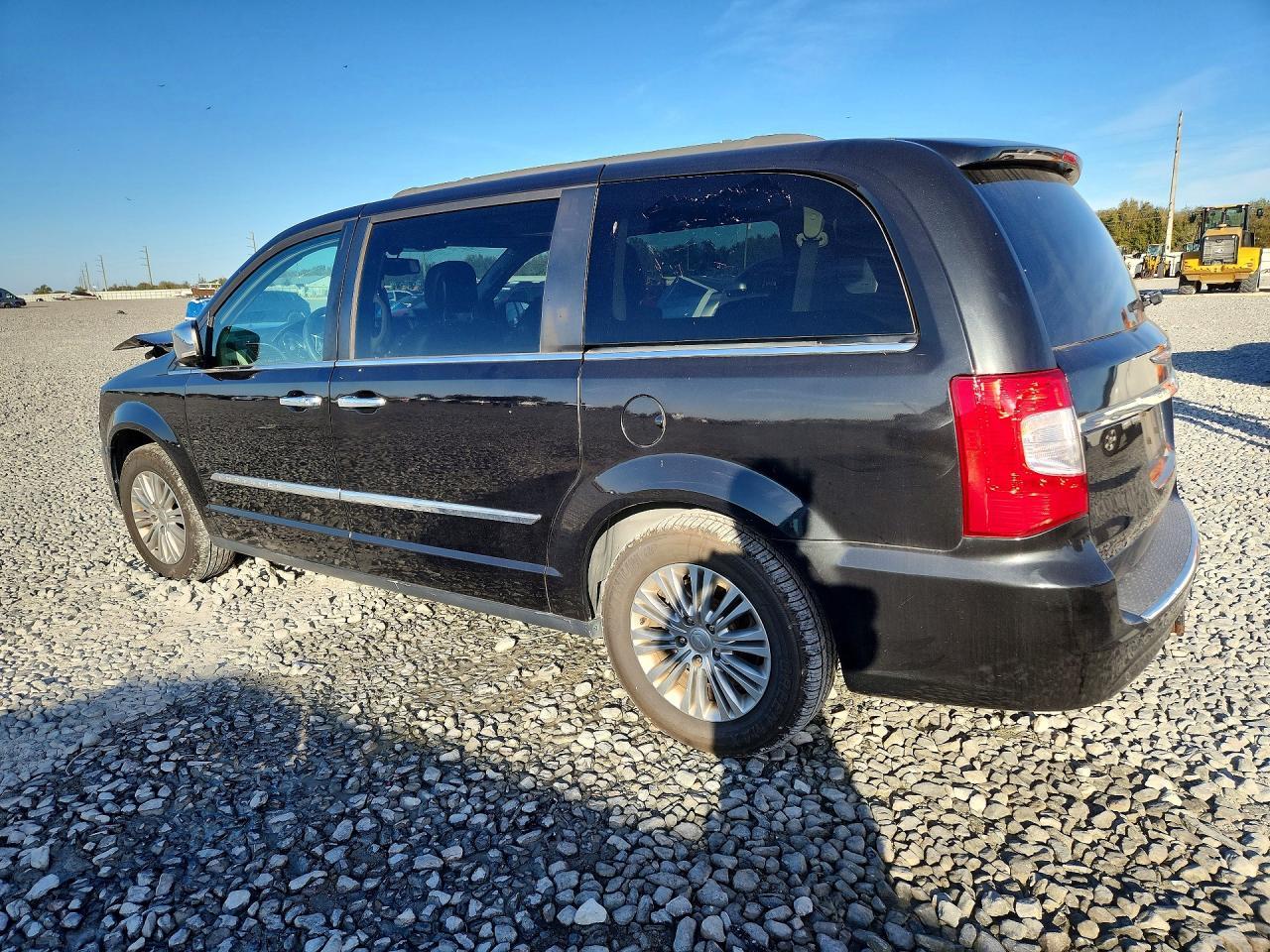2016 Chrysler Town & Country Touring L - Image 2