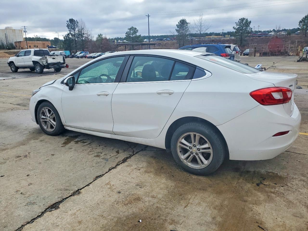 2017 Chevrolet Cruze Lt - Image 2