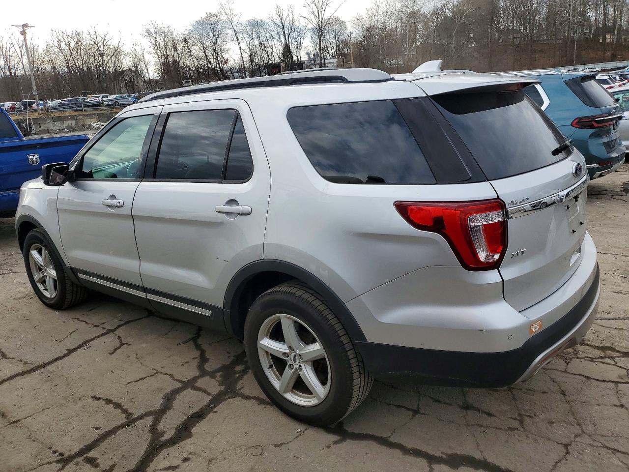 2016 Ford Explorer Xlt - Фото 2