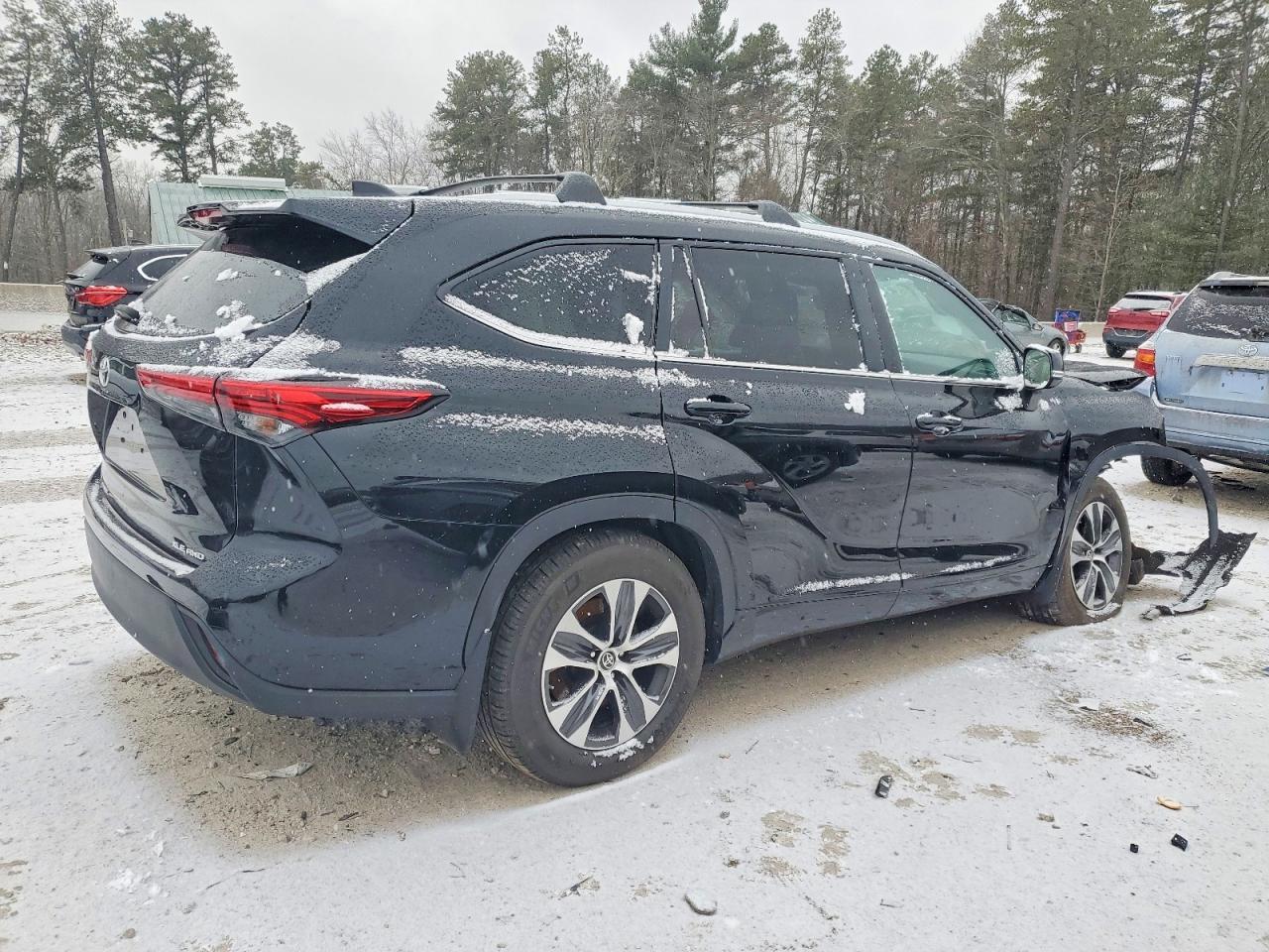 2023 Toyota Highlander L - Image 3