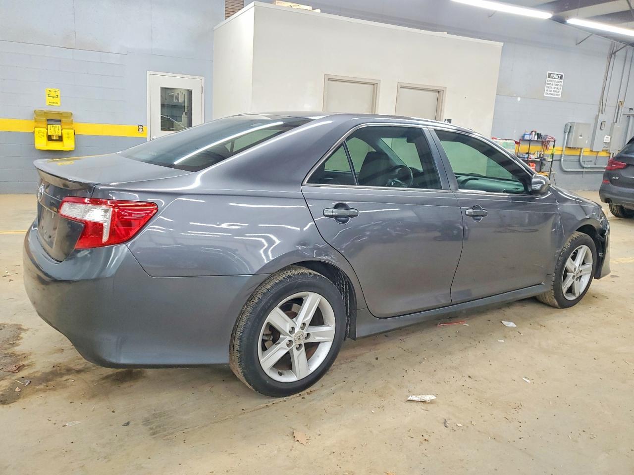 2013 Toyota Camry L - Фото 3