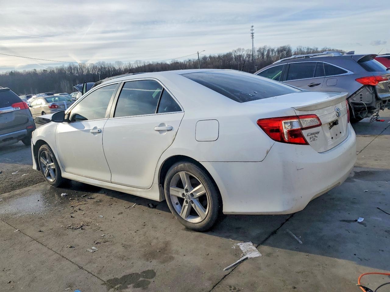 2014 Toyota Camry - Фото 2