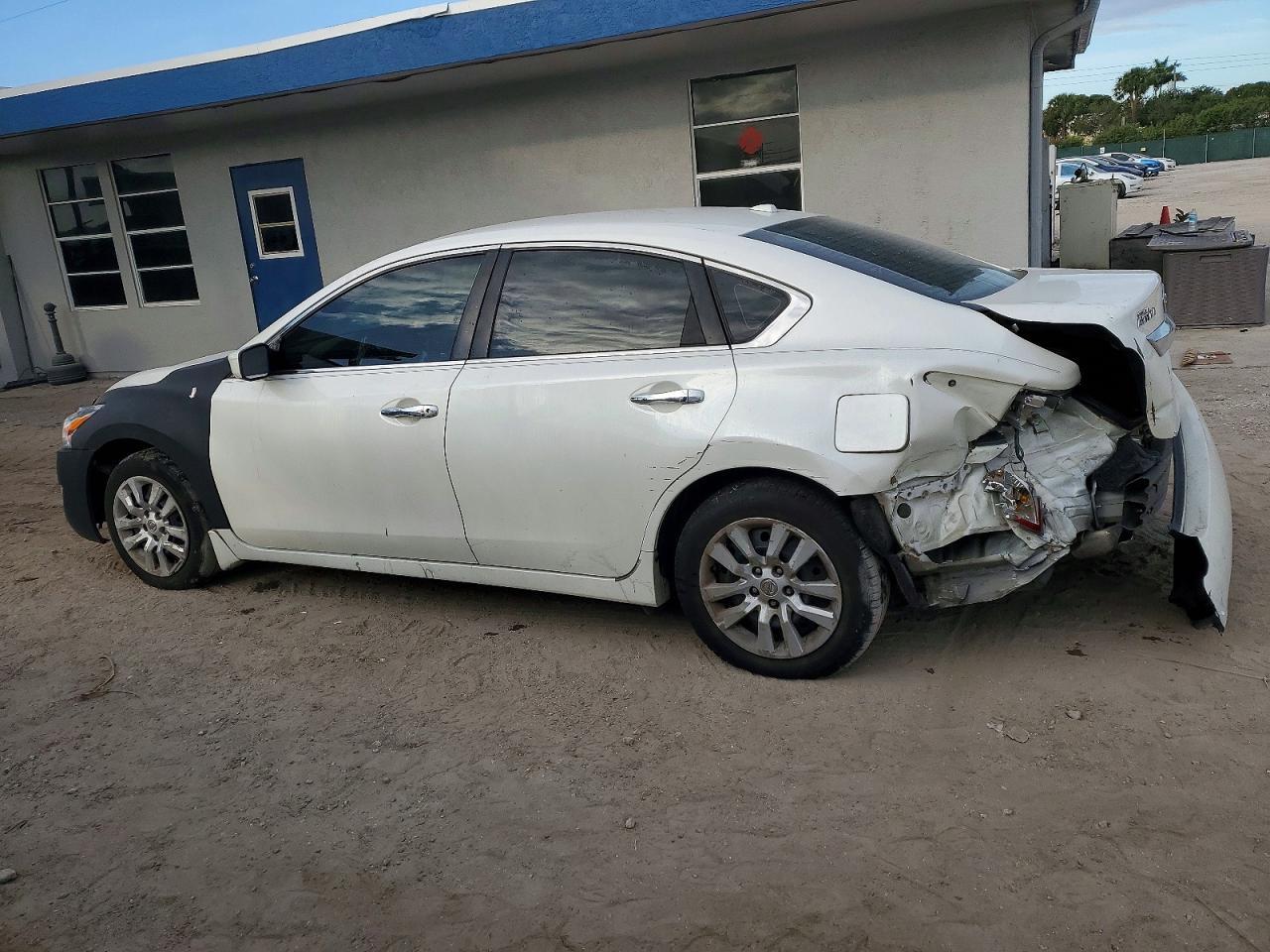 2014 Nissan Altima 2.5 S - Image 2