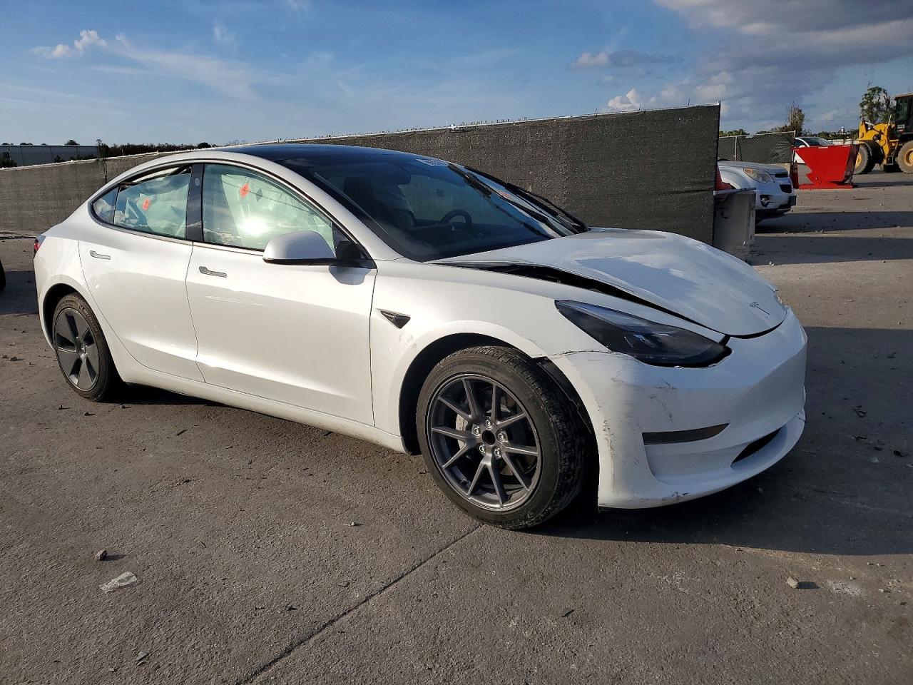 2023 Tesla Model 3 - Фото 4