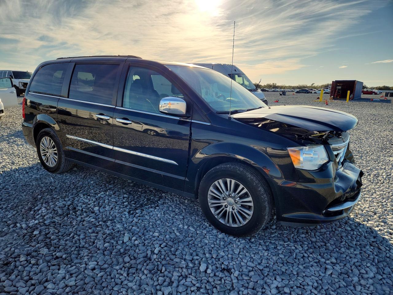 2016 Chrysler Town & Country Touring L - Image 4