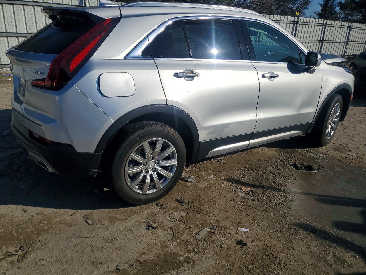 2022 Cadillac Xt4 Premium Luxury - Image 3