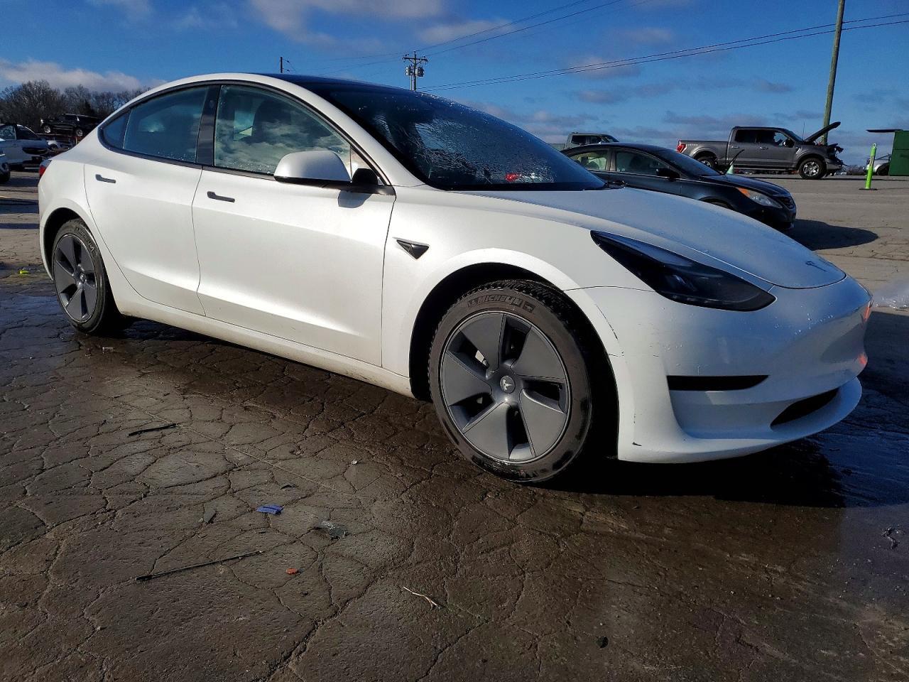 2023 Tesla Model 3 - Фото 4
