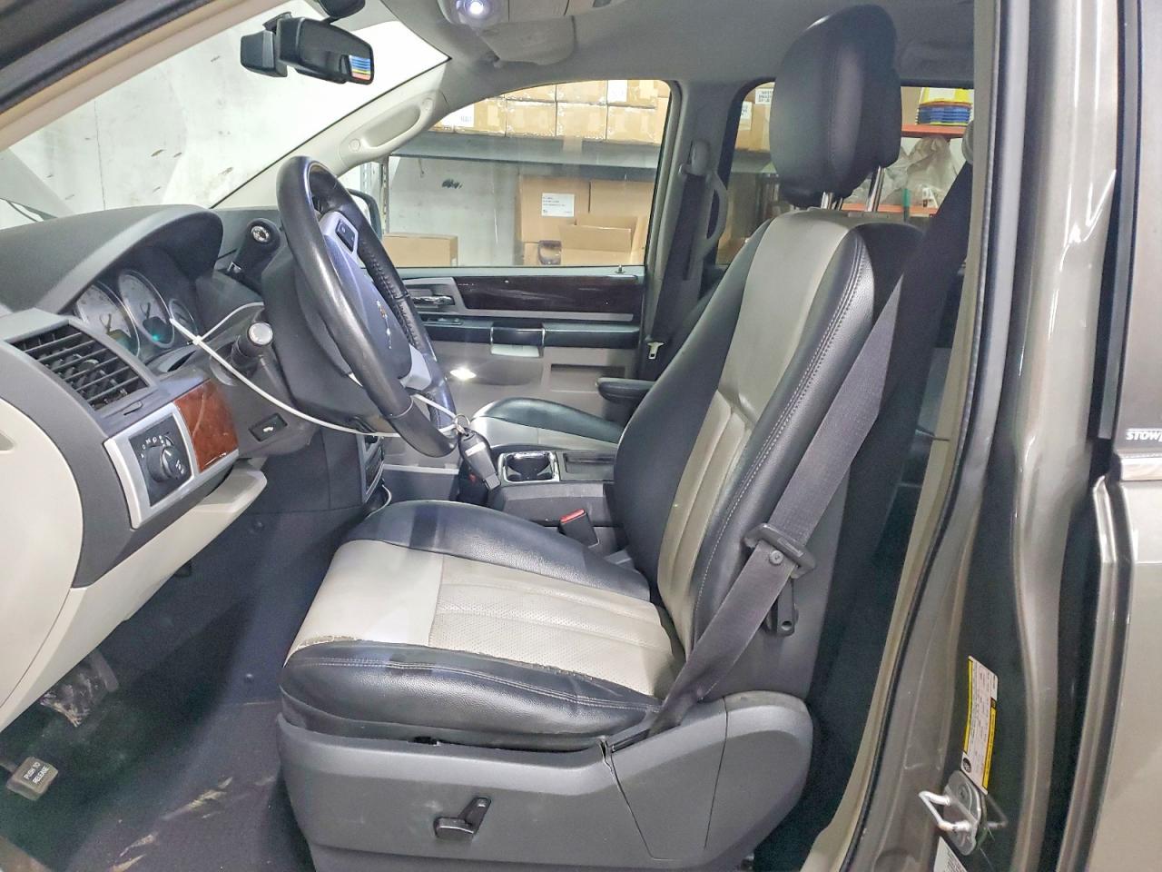 2010 Chrysler Town & Country Touring Plus - Фото 7