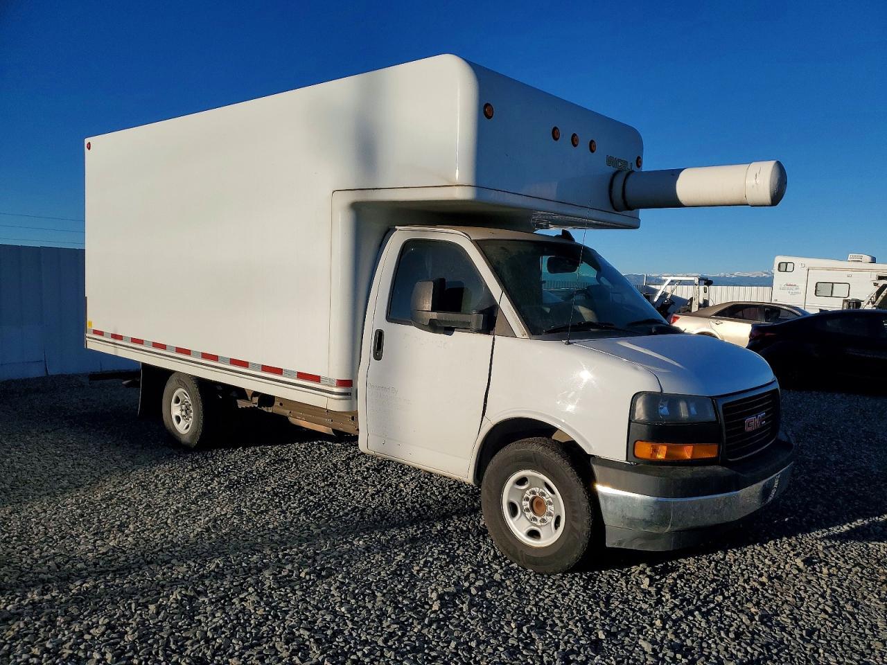 2022 GMC Savana 6.6L V-8 Delivery Truck - Image 4