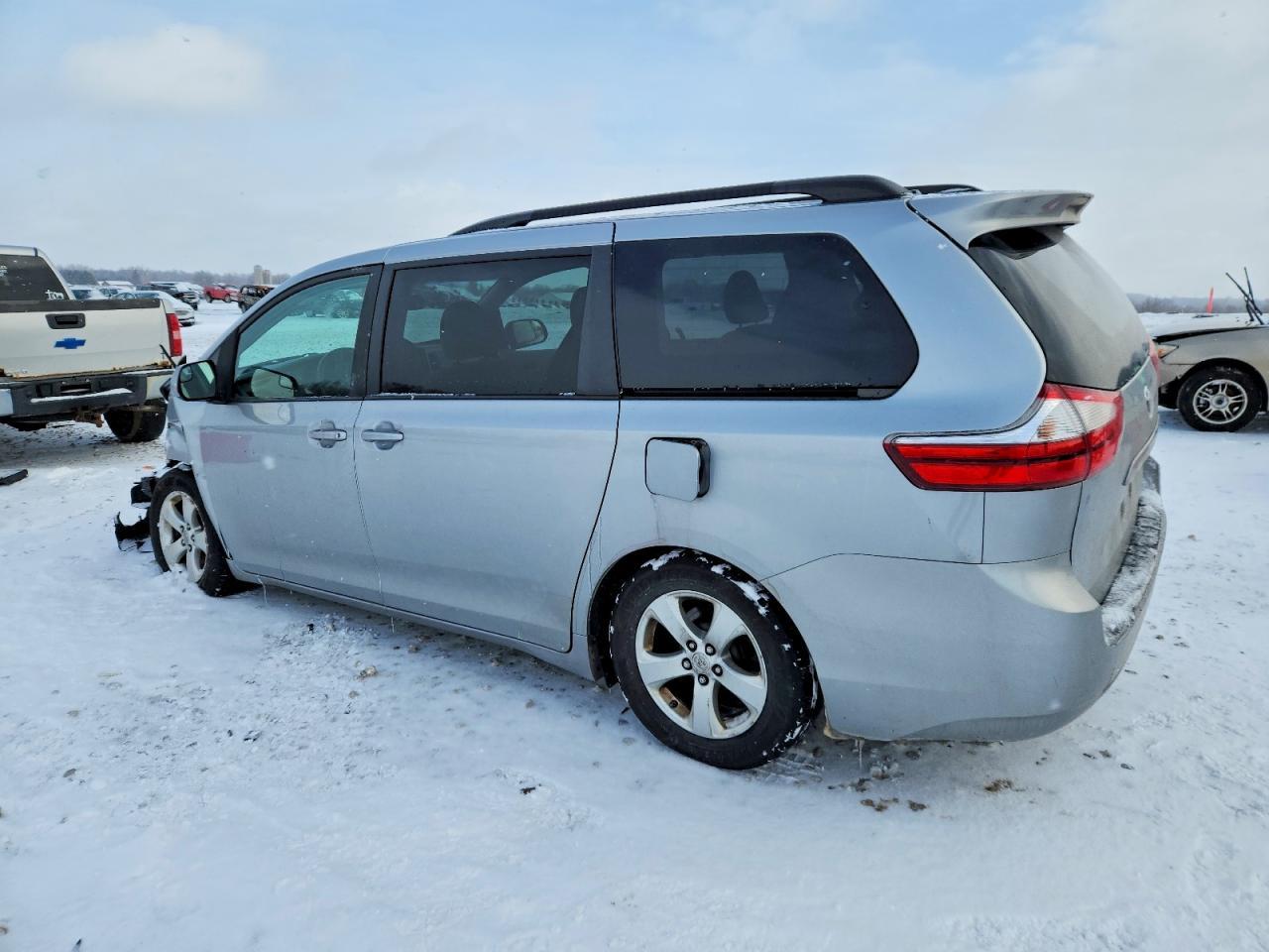 2015 Toyota Sienna Le - Image 2