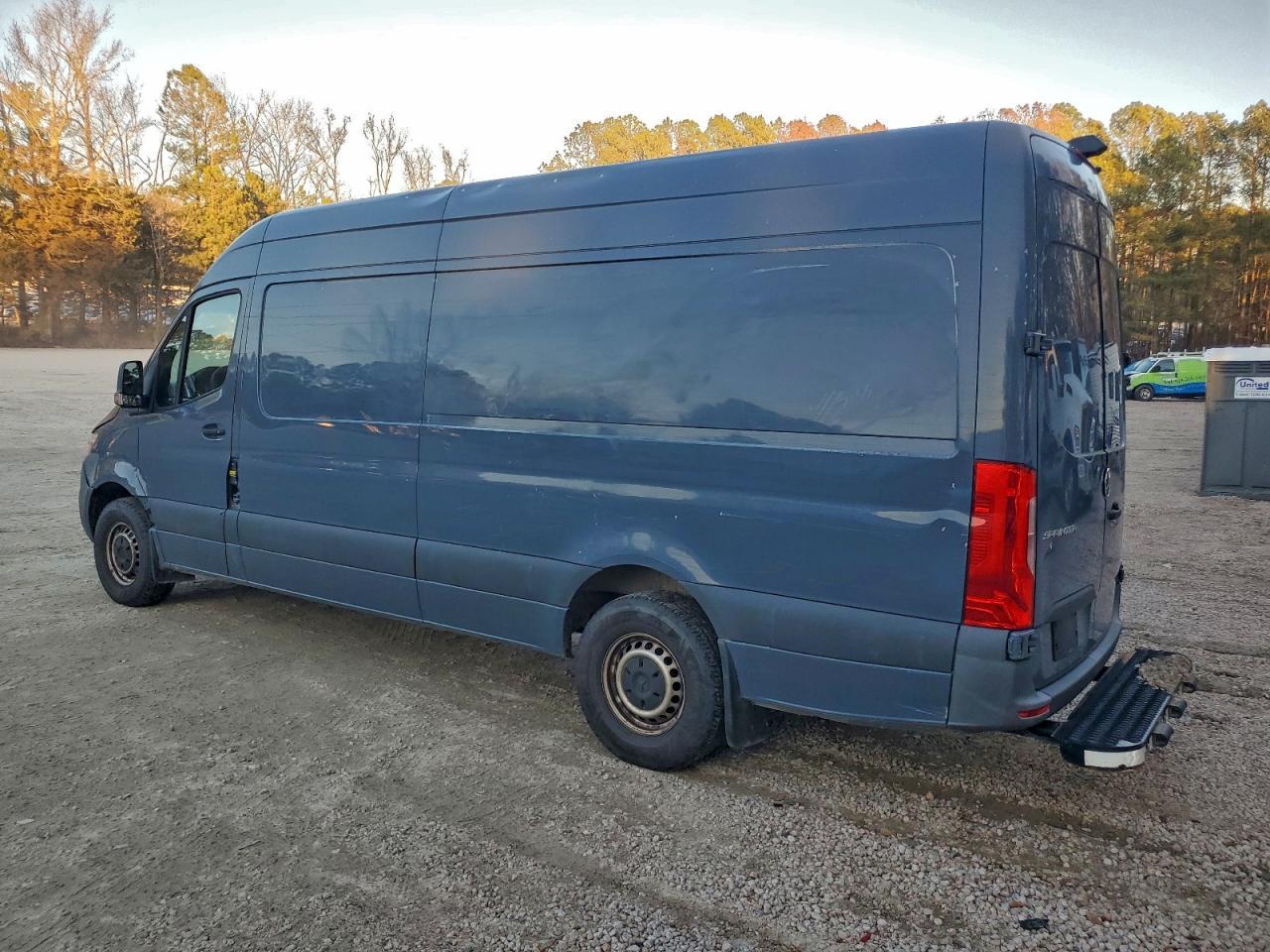 2021 Mercedes Benz Sprinter 2 - Delivery Van - Фото 2
