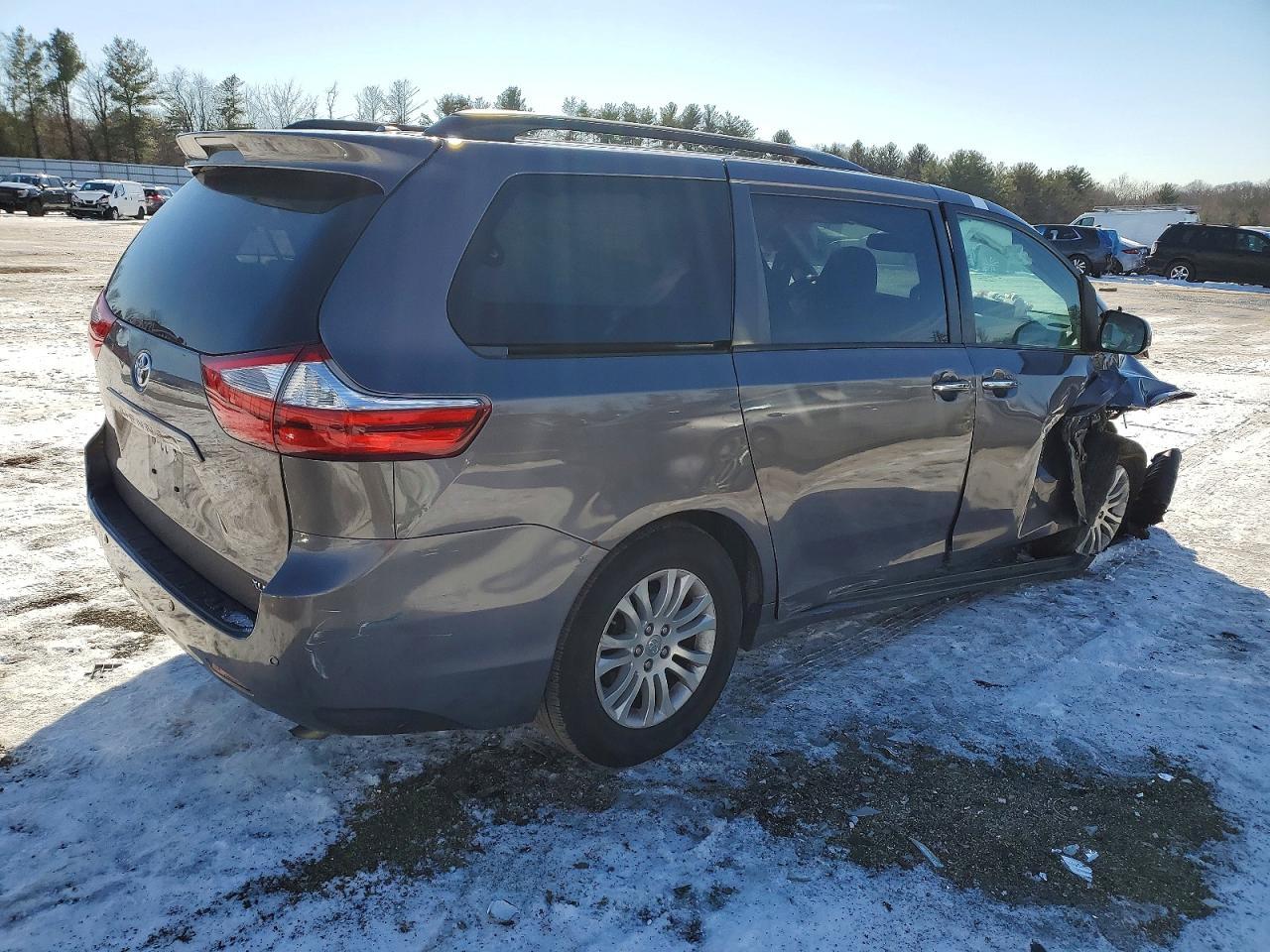 2017 Toyota Sienna - Фото 3