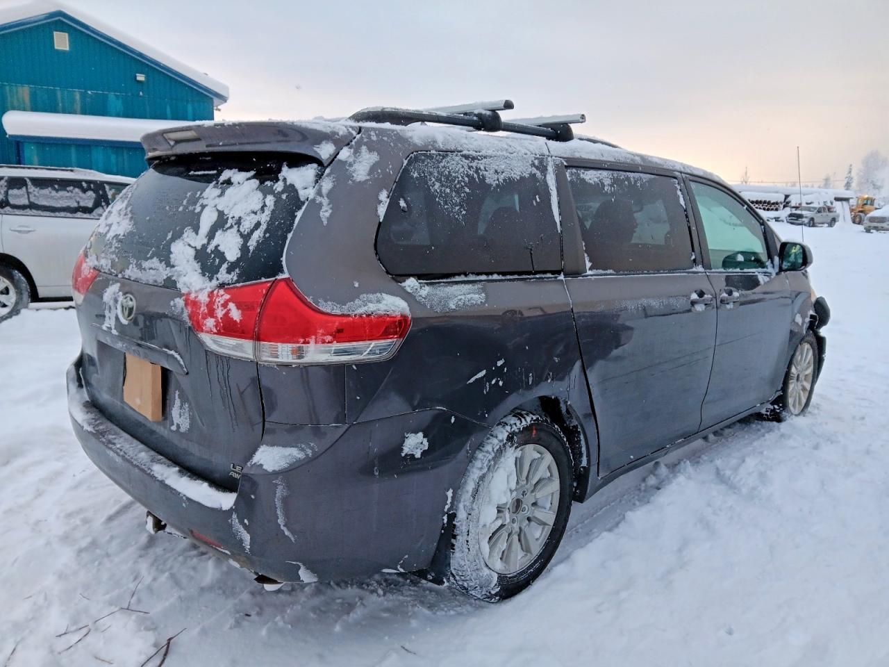 2011 Toyota Sienna Le - Фото 3