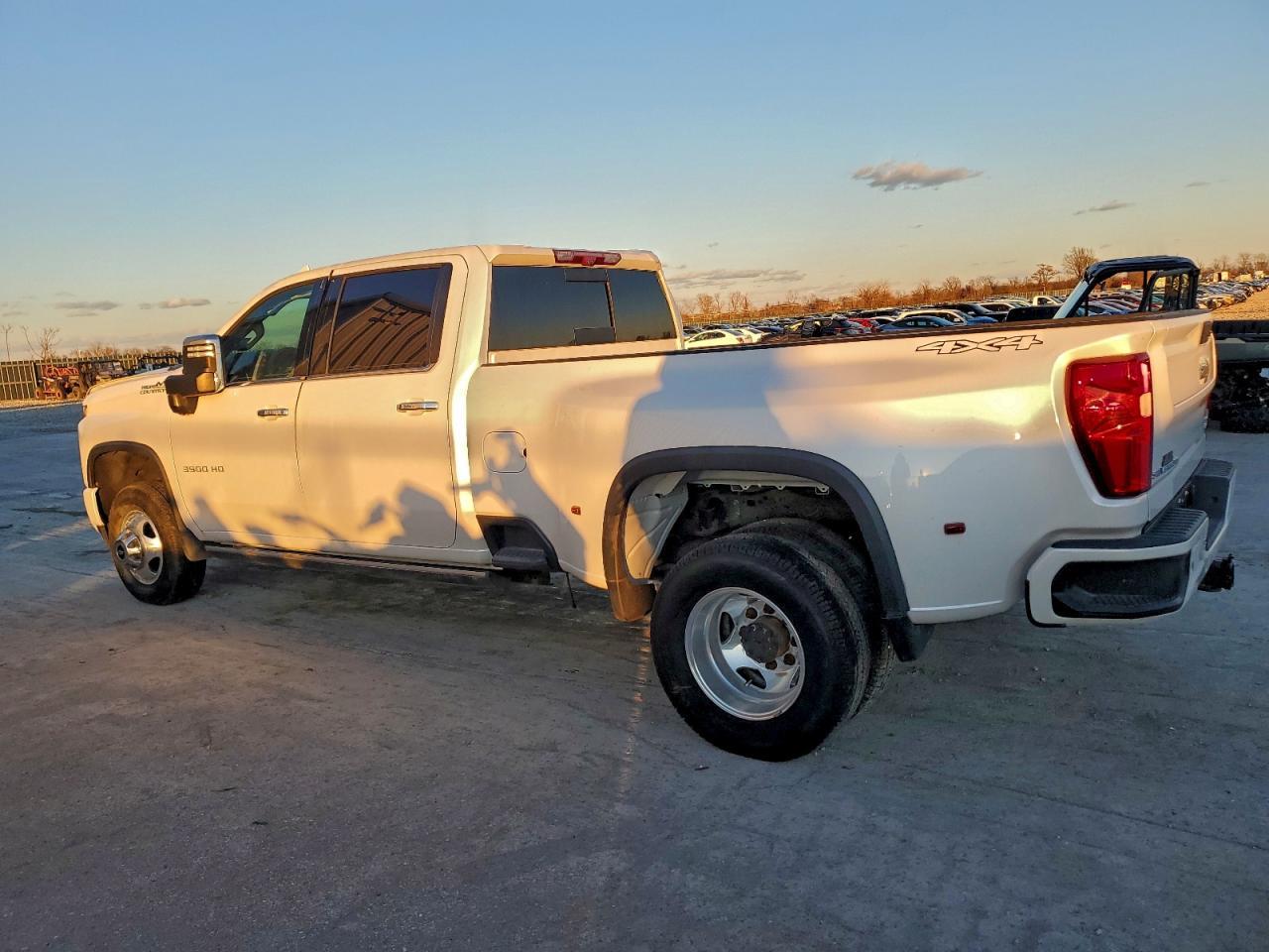 2022 Chevrolet Silverado K3500 High Country - Фото 2
