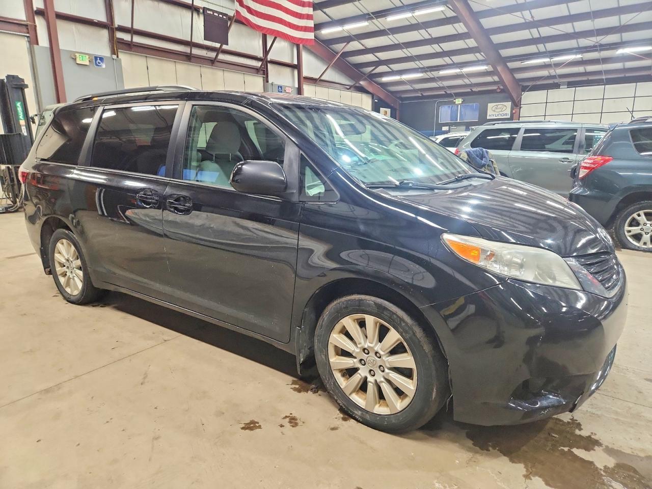 2015 Toyota Sienna Le - Image 4