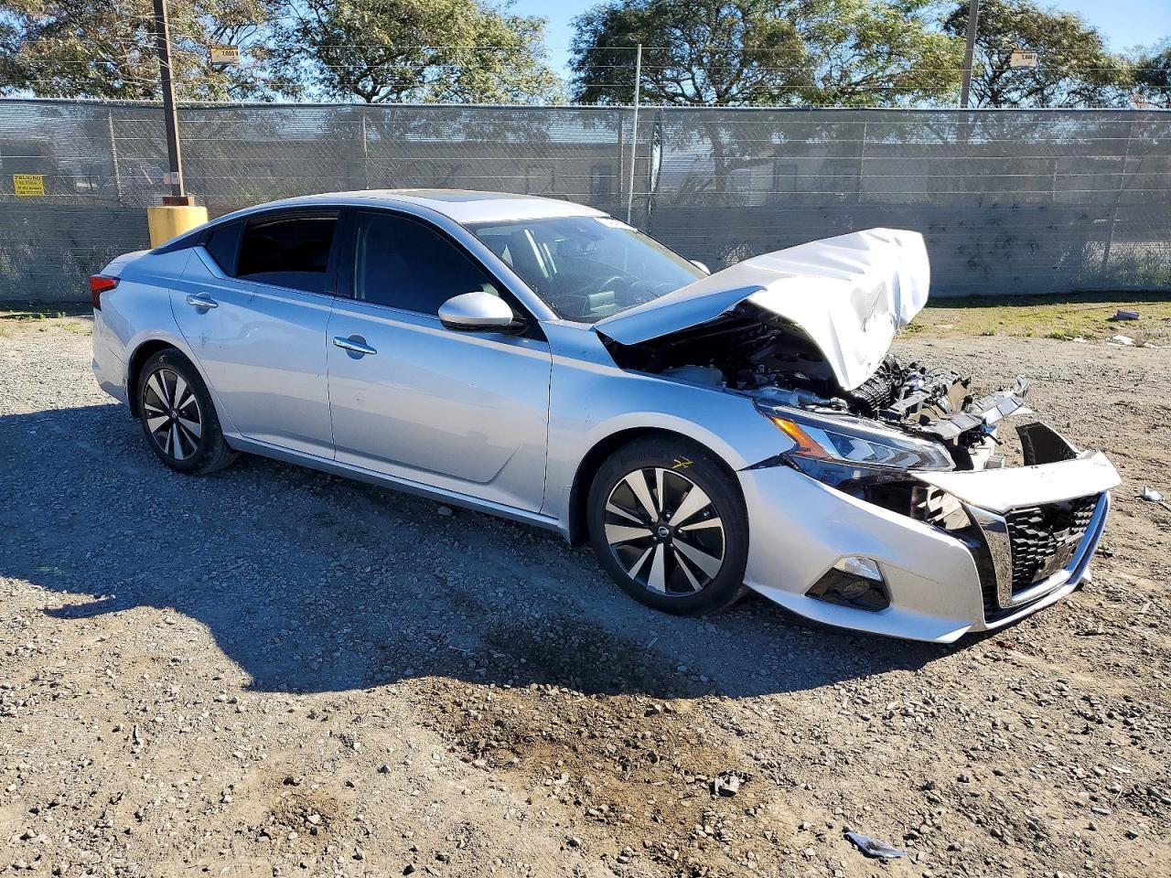2020 Niss Altima - Image 4