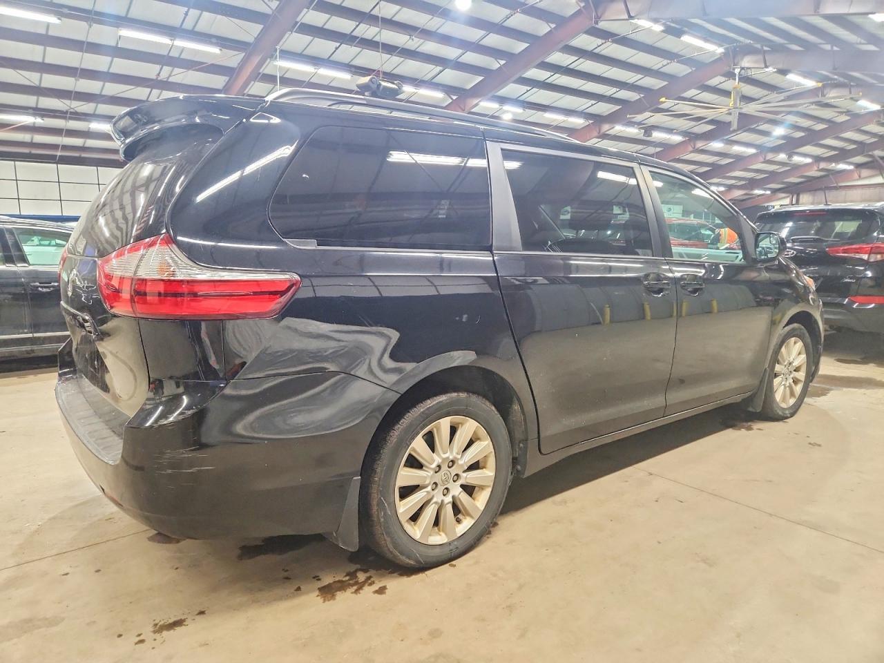 2015 Toyota Sienna Le - Image 3