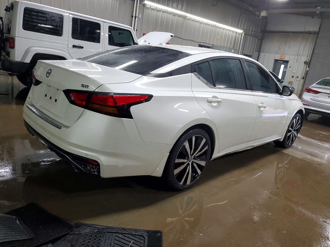 2022 Nissan Altima Sr - Фото 3