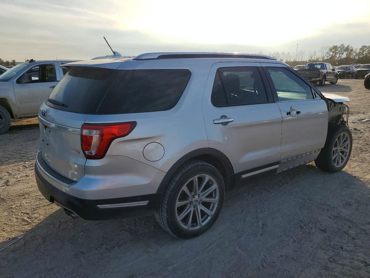 2018 Ford Explorer Platinum - Image 3