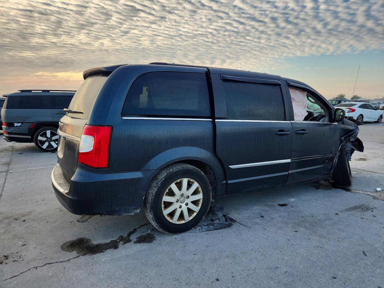 2014 Chrysler Town & Country Touring - Image 3