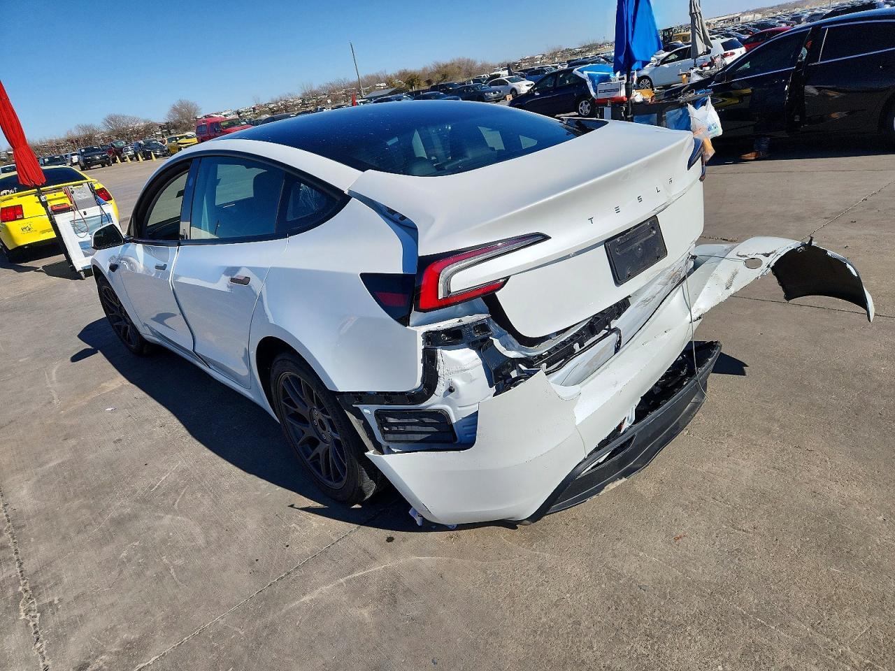 2025 Tesla Model 3 - Фото 2
