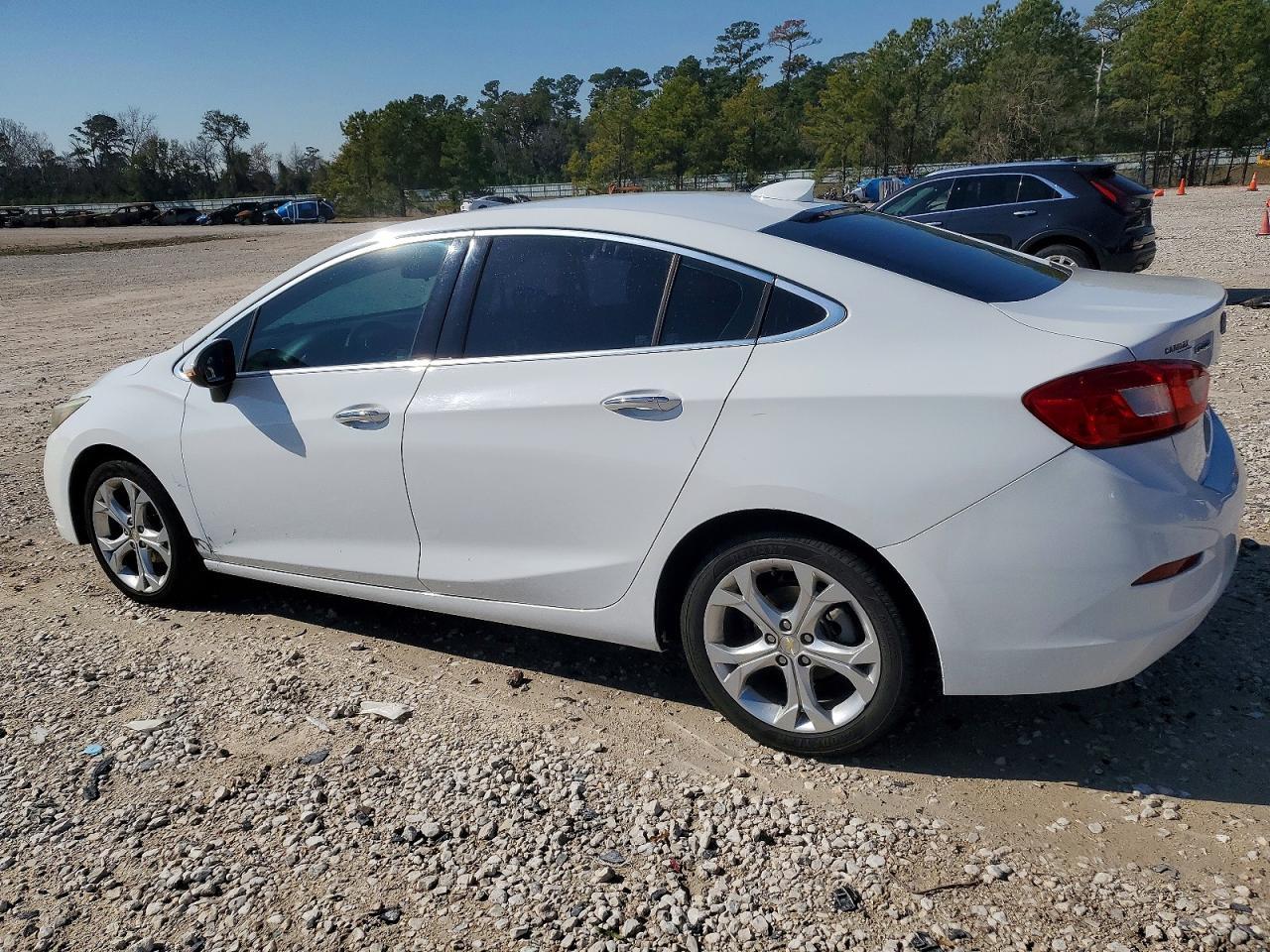 2017 Chevrolet Cruze Premier - Фото 2