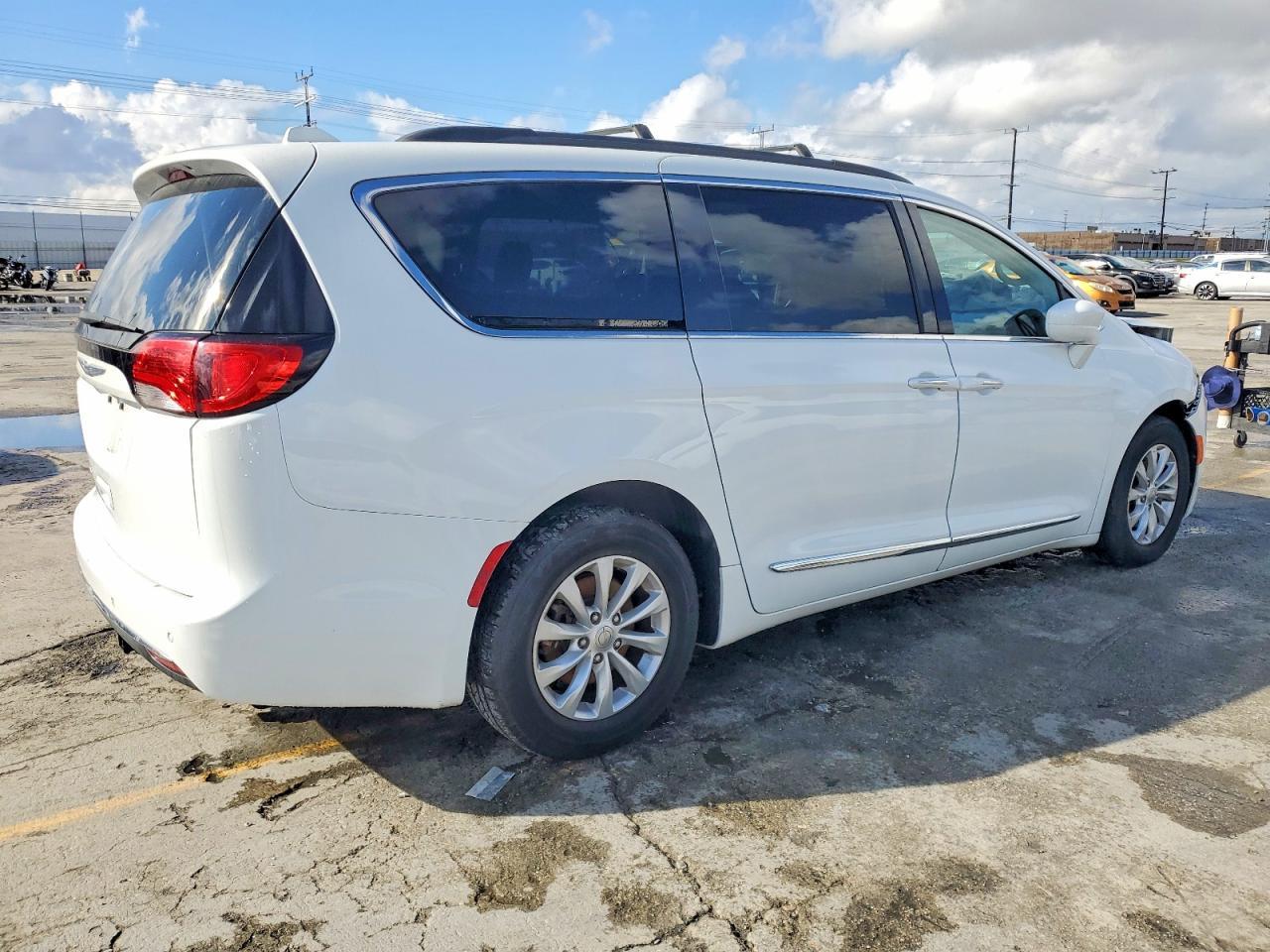 2017 Chrysler Pacifica Touring L - Фото 3