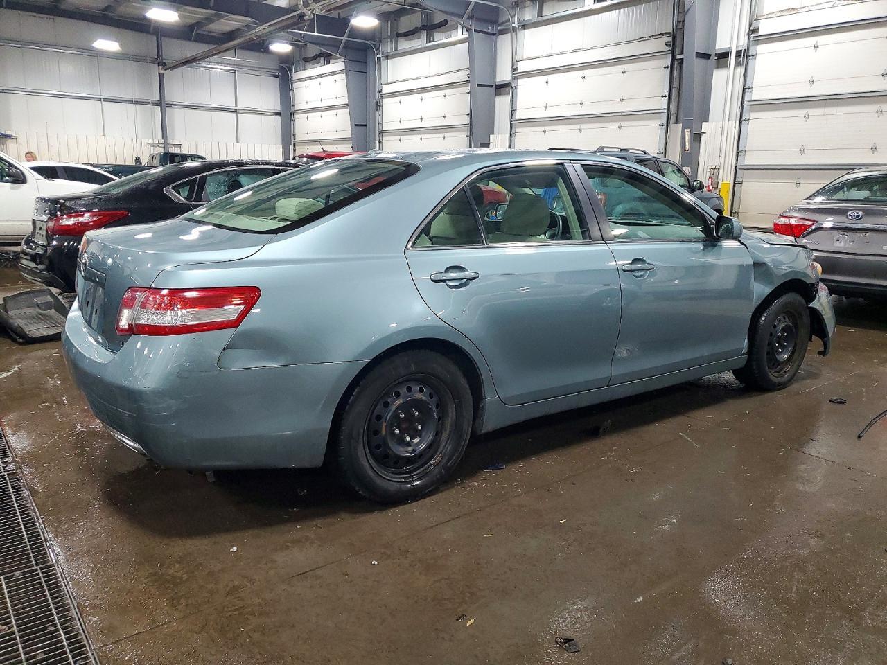 2011 Toyota Camry Le - Image 3